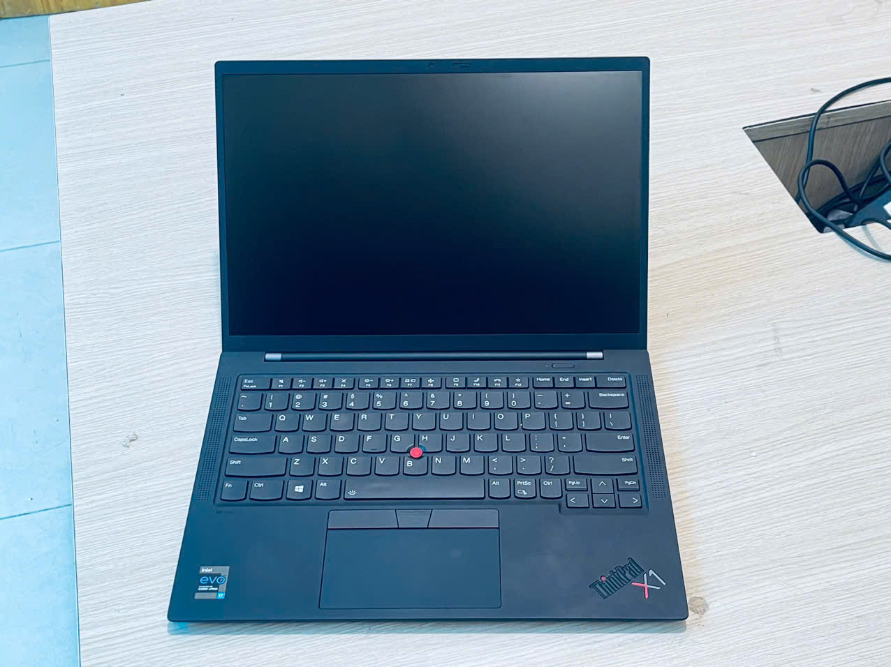Thinkpad x1 carbon gen 9 gia re